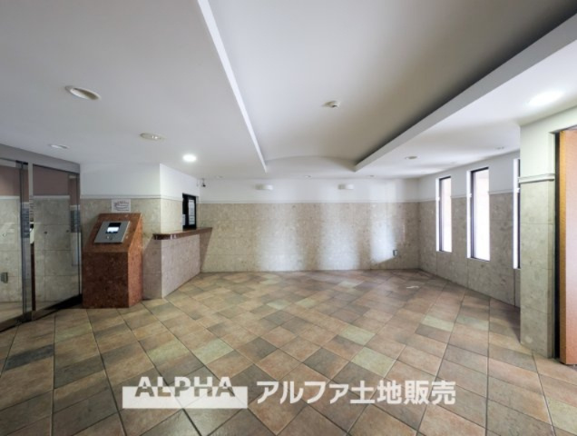 聖蹟桜ヶ丘第2ダイヤモンドマンションのエントランス|【Entrance】
◆エントランス◆重厚なドアーとロックらタイルのエントランスが住まう人を迎えてくれる。扉を開けると温もりと幸せと楽しさいっぱいの我が家に帰る事が出来る安心感。