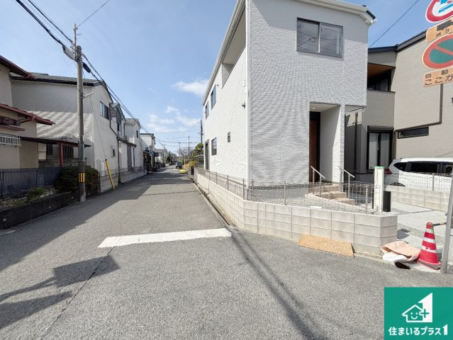 29日(土)30日(日)現地ご見学可能！　高槻市藤の里町　限定1邸の前面道路含む現地写真|周辺は閑静な住宅街！前面道路広々で車の出し入れも便利です。駐車が苦手な方でも安心して車庫入れできます！