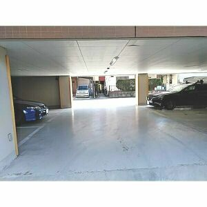 リトルフィールド市川の駐車場