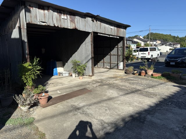 津山市川崎　車庫付き　駐車場２８区画の前面道路含む現地写真