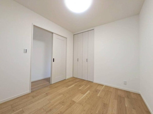 【同社施工例】子供部屋…創造性や成長を促す遊びの空間を提供。学習や趣味に集中できる環境を整えます。個別のプライベートスペースは自己表現と自立心を育み、心地よい睡眠環境を整えリラックスできる場所を提供。