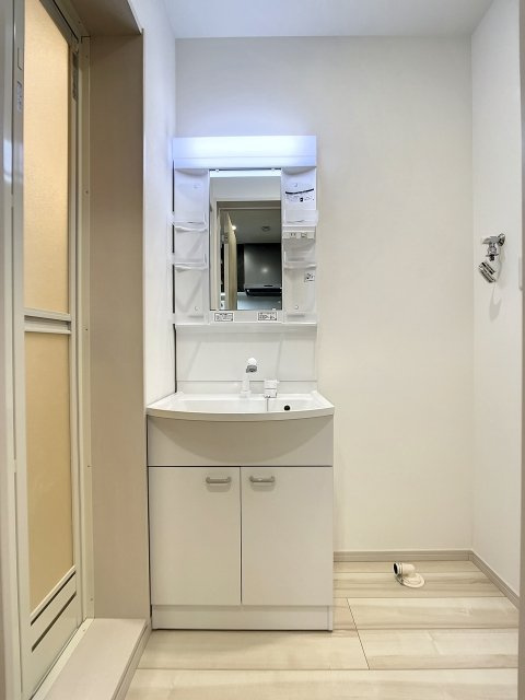 コンフォート川口の独立洗面台|独立洗面台、小物を置くことができて便利です