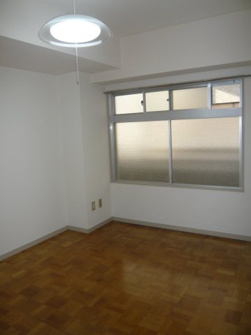 プレミアムフラット浦和仲町の洋室|個人の部屋や寝室として使える洋室です