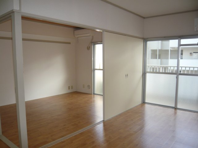 プレミアムフラット浦和仲町の居間・リビング|使いやすい居間です