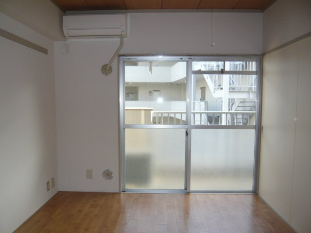 プレミアムフラット浦和仲町の洋室|使い勝手のいい洋室です