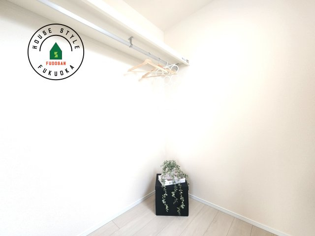 福津市西福間3丁目第1-1棟（1号棟）の内観：施工例|洋服や大きな荷物が多い方や人数の多いご家族などは、一般的なクローゼットよりもウォークインクローゼットのほうが使い勝手が良いです。