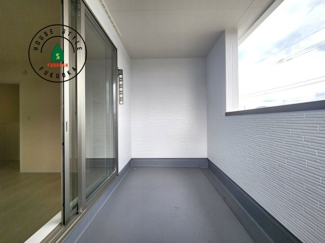 福津市西福間3丁目第1-1棟（1号棟）の外観：施工例|風をしっかりと感じられるバルコニーでは、毎日が洗濯日和です。広々としているので洗濯も楽しくなるでしょうし、気分転換にバルコニーからの眺めを楽しむのもいいでしょう。