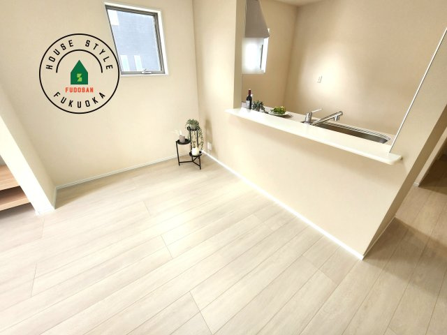 福津市西福間3丁目第1-1棟（1号棟）の内観：施工例|キッチンから立ち込める香りが今日の料理を期待させます。