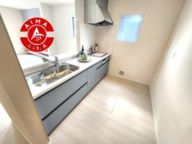 福津市西福間3丁目第1-1棟（1号棟）のキッチン|ダイニングテーブルへの配膳がラクラク、お料理はかどるカウンター付きシステムキッチン！