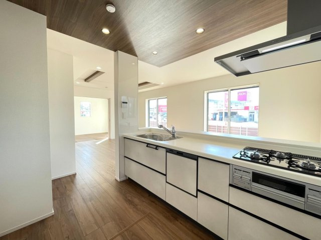 豊田市高上2丁目2期　新築分譲住宅　全2棟　2号棟のキッチン|広いシステムキッチンでお子様と一緒にお料理もできます。