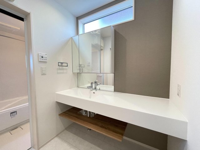 豊田市高上2丁目2期　新築分譲住宅　全2棟　2号棟の独立洗面台|三面鏡仕様の洗面台！鏡の裏は収納になっています♪