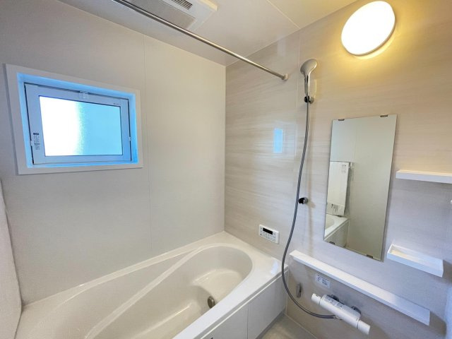 豊田市高上2丁目2期　新築分譲住宅　全2棟　2号棟の浴室|１坪タイプのユニットバス！浴槽は断熱材入りでお湯が冷めにくいです♪浴室乾燥機で梅雨の時期は洗濯物を乾かせます！