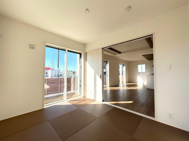 豊田市高上2丁目2期　新築分譲住宅　全2棟　2号棟の和室|リビングに隣接した和室は、家事スペースやキッズスペースとしても活躍します！収納も完備。