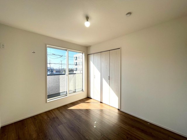 豊田市高上2丁目2期　新築分譲住宅　全2棟　2号棟の洋室|大きな窓からたっぷりと陽光が注がれる明るい空間です。