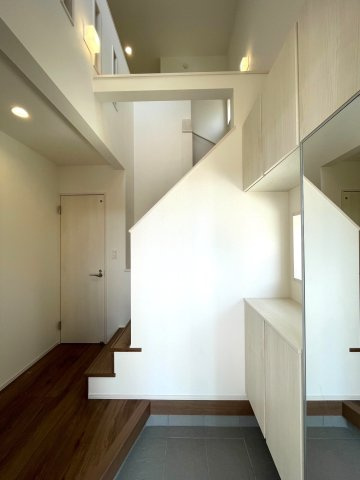 豊田市高上2丁目2期　新築分譲住宅　全2棟　2号棟の玄関|玄関は明るく開放的な吹き抜けになっています♪