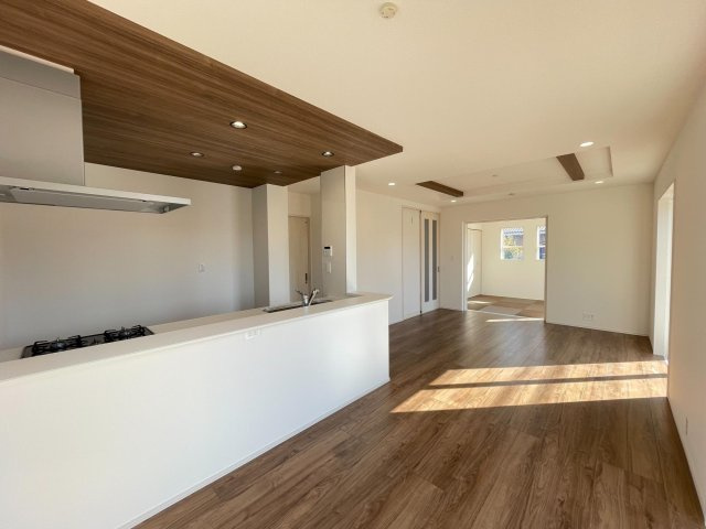 豊田市高上2丁目2期　新築分譲住宅　全2棟　2号棟の居間・リビング|折り上げ天井で広々とした開放感あるリビング♪