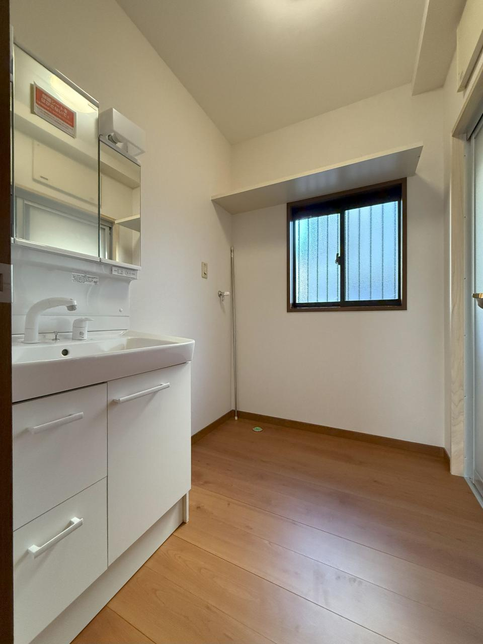 高知市北端町　中古戸建ての洗面所