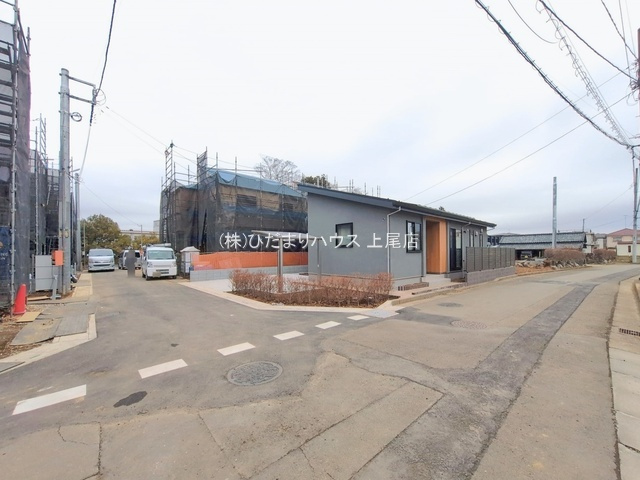 上尾市瓦葺2期　新築戸建　ブルーミング02の前面道路含む現地写真
