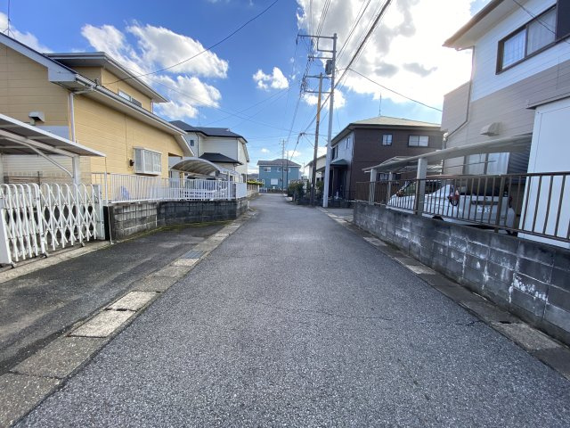 茂原市谷本　中古戸建の前面道路含む現地写真