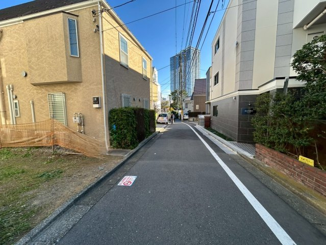 港区南麻布　建築条件なし売地の前面道路含む現地写真|2025.11.22撮影