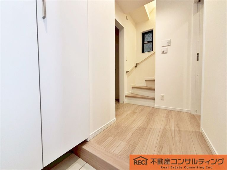 神戸市灘区篠原中町4丁目　新築戸建の玄関