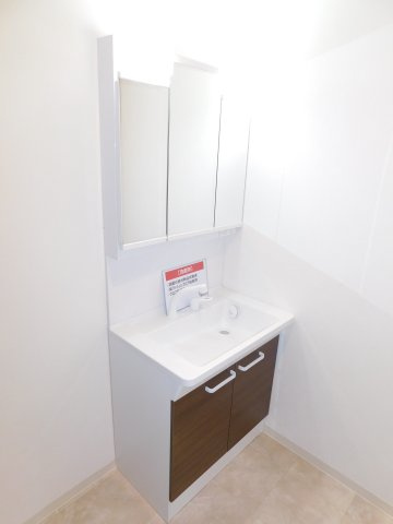 愛西市大井町宮新田の中古一戸建の独立洗面台|◇洗面脱衣室◇　　三面鏡洗面台　（２０２５年６月新品リフォーム済）