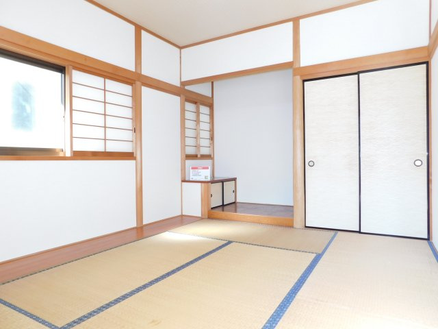 愛西市大井町宮新田の中古一戸建の和室|◇１階和室◇　　２面採光で明るい和室約８．０帖　全居室収納完備！　床の間併設！　（２０２５年６月リフォーム済）