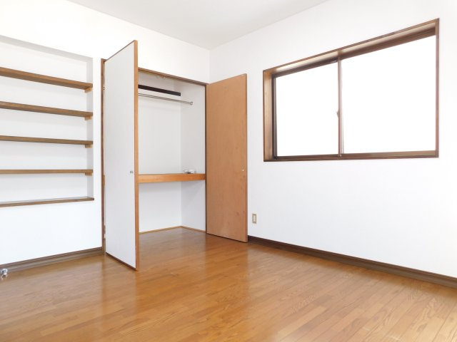 愛西市大井町宮新田の中古一戸建の洋室|◇２階洋室◇　　２面採光で明るい洋室約６．５帖　全居室収納完備！　（２０２５年６月リフォーム済）