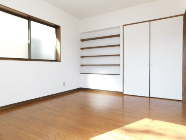 愛西市大井町宮新田の中古一戸建の洋室|◇２階洋室◇　　南面を含む２面採光で明るい洋室約６．５帖　全居室収納完備！　バルコニー利用可能♪　（２０２５年６月リフォーム済）