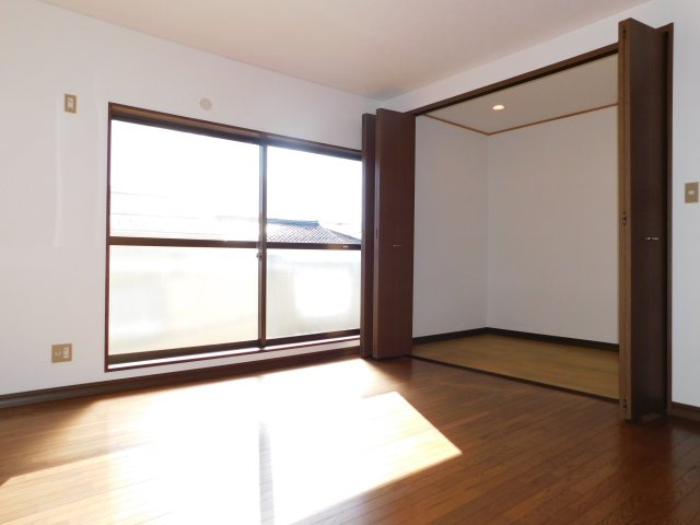 愛西市大井町宮新田の中古一戸建の洋室|◇２階洋室◇　　南面を含む２面採光で明るい洋室約７．０帖　納戸併設！　全居室収納完備！　バルコニー利用可能♪　（２０２５年６月リフォーム済）