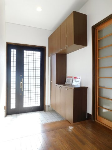 愛西市大井町宮新田の中古一戸建の玄関|◇玄関収納◇　　家族の靴などをしっかりと収納できます！