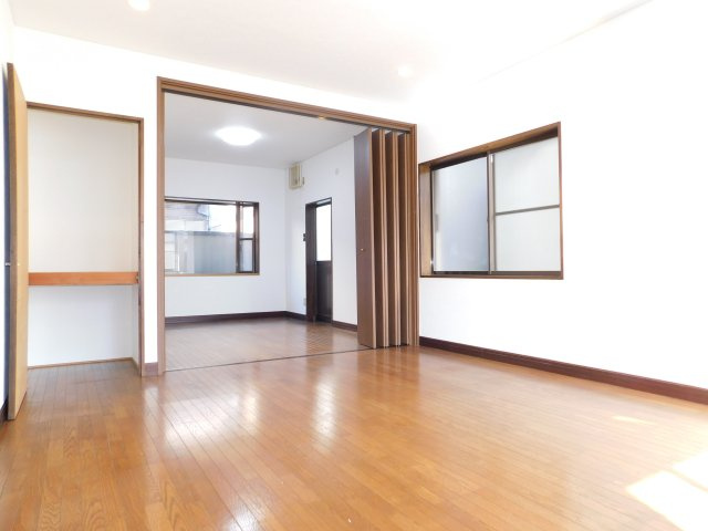 愛西市大井町宮新田の中古一戸建の居間・リビング|◇リビング◇　　南面を含む３面採光で広くて明るいリビング約１６．０帖　ＬＤＫを仕切ってお使い頂ける便利な間取り♪　（２０２５年６月リフォーム済）