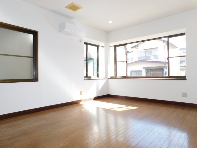 愛西市大井町宮新田の中古一戸建の居間・リビング|◇リビング◇　　南面を含む３面採光で広くて明るいリビング約１６．０帖　レイアウトがしやすいワイドなＬＤＫ♪　（２０２５年６月リフォーム済）