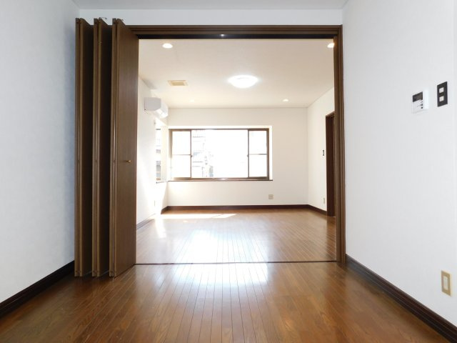 愛西市大井町宮新田の中古一戸建の居間・リビング|◇リビング◇　　南面を含む３面採光で広くて明るいリビング約１６．０帖　（２０２５年６月リフォーム済）