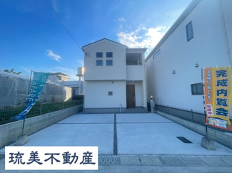 【外観】 | うるま市豊原2期（全3棟）3号棟 | 3号棟　並列駐車3台可♪お庭付き♪