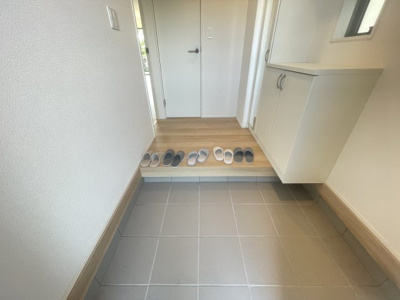 【玄関】 | うるま市豊原2期（全3棟）3号棟 | 3号棟　十分な収納付き玄関♪