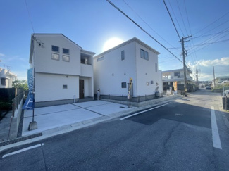 【前面道路含む現地写真】 | うるま市豊原2期（全3棟）3号棟 | ※北側公道4.6m～5m♪