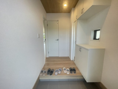 【玄関】 | うるま市豊原2期（全3棟）ラスト3号棟 | 3号棟　十分な収納付き玄関♪