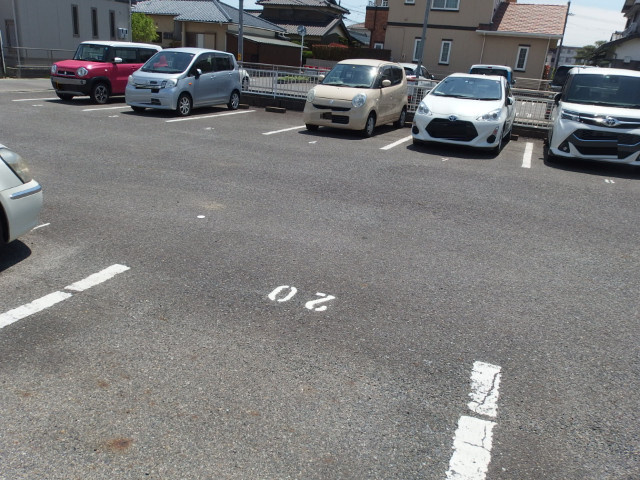 ファミール西浦の駐車場