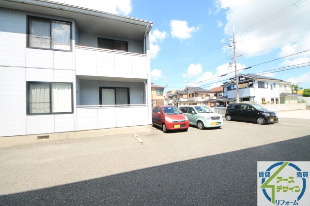 ファジーアドザックスA棟の駐車場