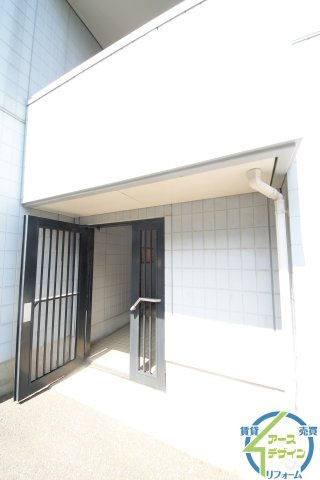 ファジーアドザックスA棟のエントランス