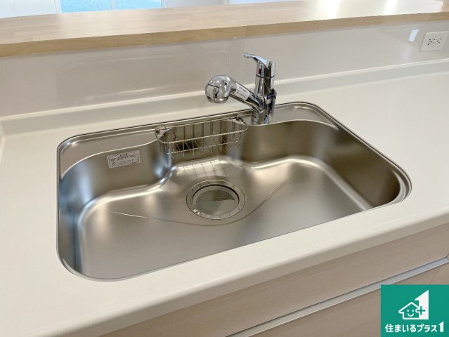 相生市那波野　第5期　新築一戸建ての独立洗面台|清潔感のある洗面台です。フラットな鏡は掃除がしやすく毎日清潔！ホースは引き出して使えるので洗顔やお掃除の際に便利です！