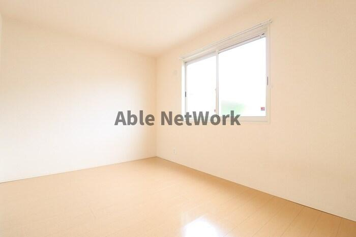 サンライズＹＡＭＡＴＯ Bの居間・リビング|６．１帖の洋室