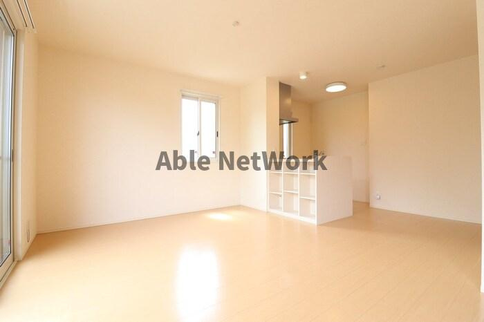 サンライズＹＡＭＡＴＯ Bの居間・リビング|１２．３帖リビング