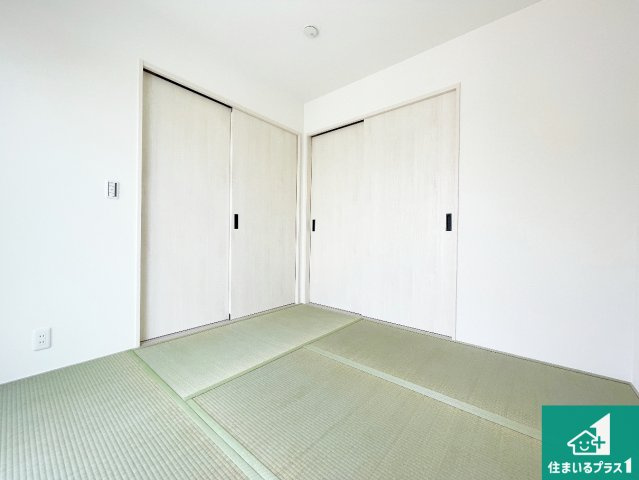 ●29(土)30(日)現地説明会！　香芝市真美ヶ丘　限定1邸の和室|一室あると便利な和室は客間としてだけでなく、小さなお子様のプレイルームや食後のくつろぎスペースとしてもご利用いただけます。収納もついていますので大活躍間違いなし！