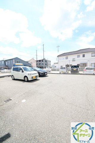 ファジーアドザックスC棟の駐車場