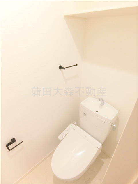 REGALEST KAMATA(レガリストカマタ）のトイレ|棚と温水洗浄便座付きのトイレ