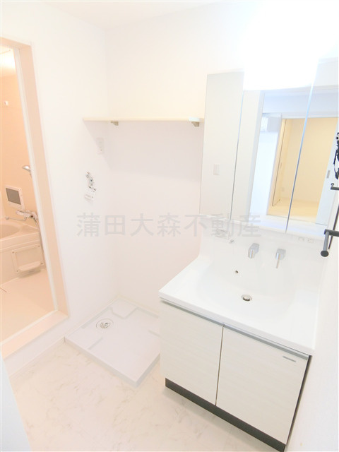 REGALEST KAMATA(レガリストカマタ）の洗面所|3面鏡の独立洗面台　棚付きの洗濯機置き場　洗面脱衣所　