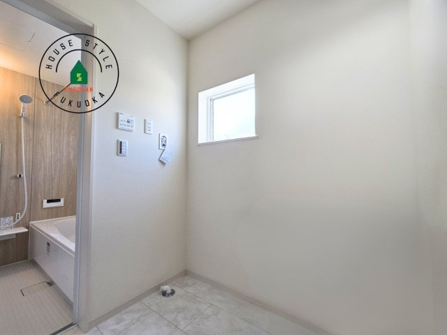 粕屋郡篠栗町田中4丁目第3-1棟（1号棟）の内観：施工例|ゆとりの洗面スペースで朝の身支度もスムーズに。暮らしを快適に変えるシャワー付洗面台です！