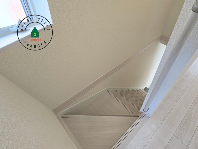 粕屋郡篠栗町田中4丁目第3-1棟（1号棟）の内観：施工例|＜手すり付階段＞手すりがないと階段の昇り降りで危険なことはもちろん、壁に手をつきながら歩くことで壁紙が汚れやすくなります。すべての方に快適に昇り降りしていただくため、手すりを設置しました。